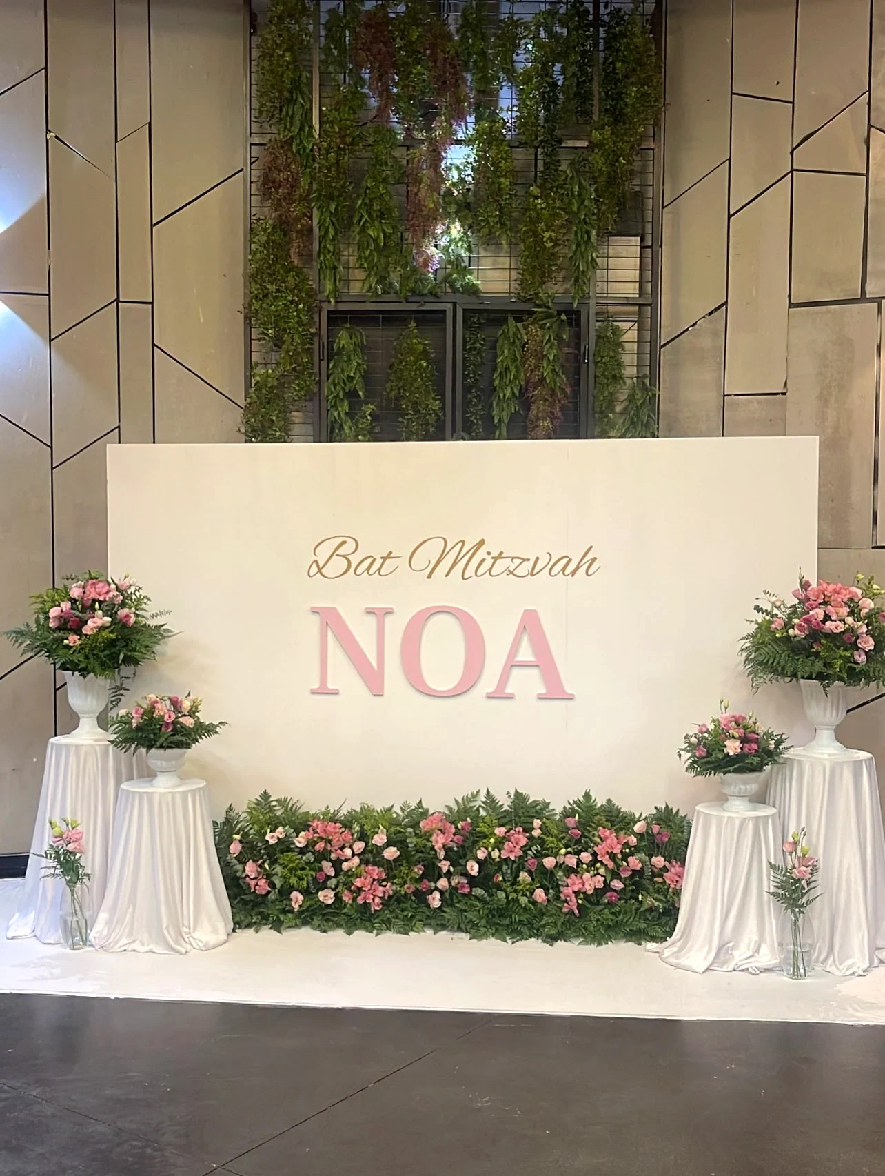 בת המצווה של NOA — פרחים ורודים וירק