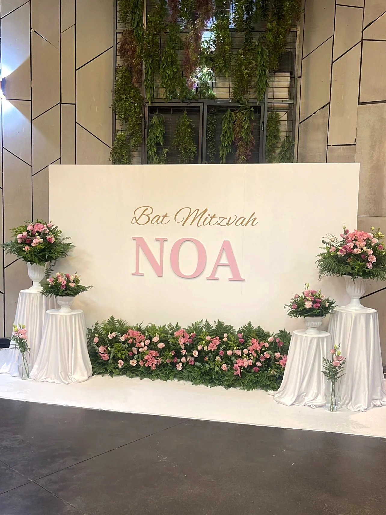 בת המצווה של NOA — פרחים ורודים וירק