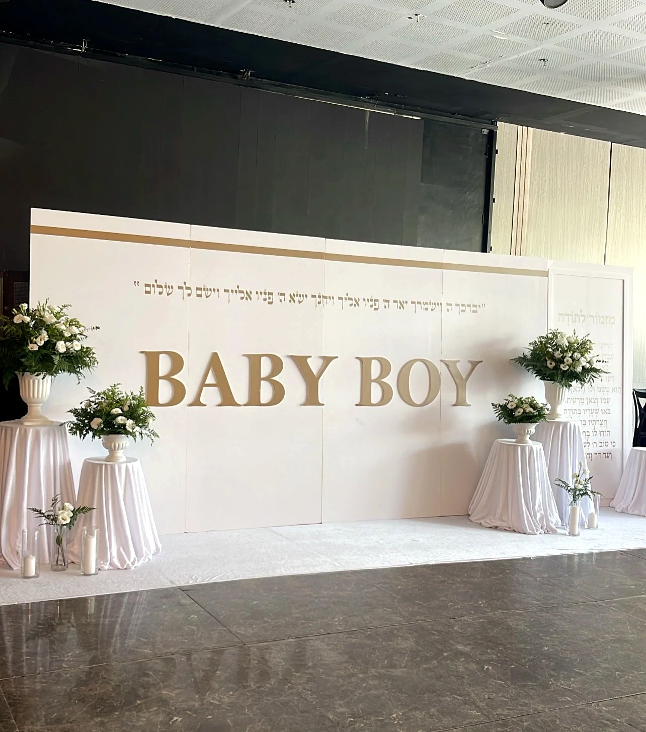 קיר BABY BOY בגוני שמנת ופרחים לבנים