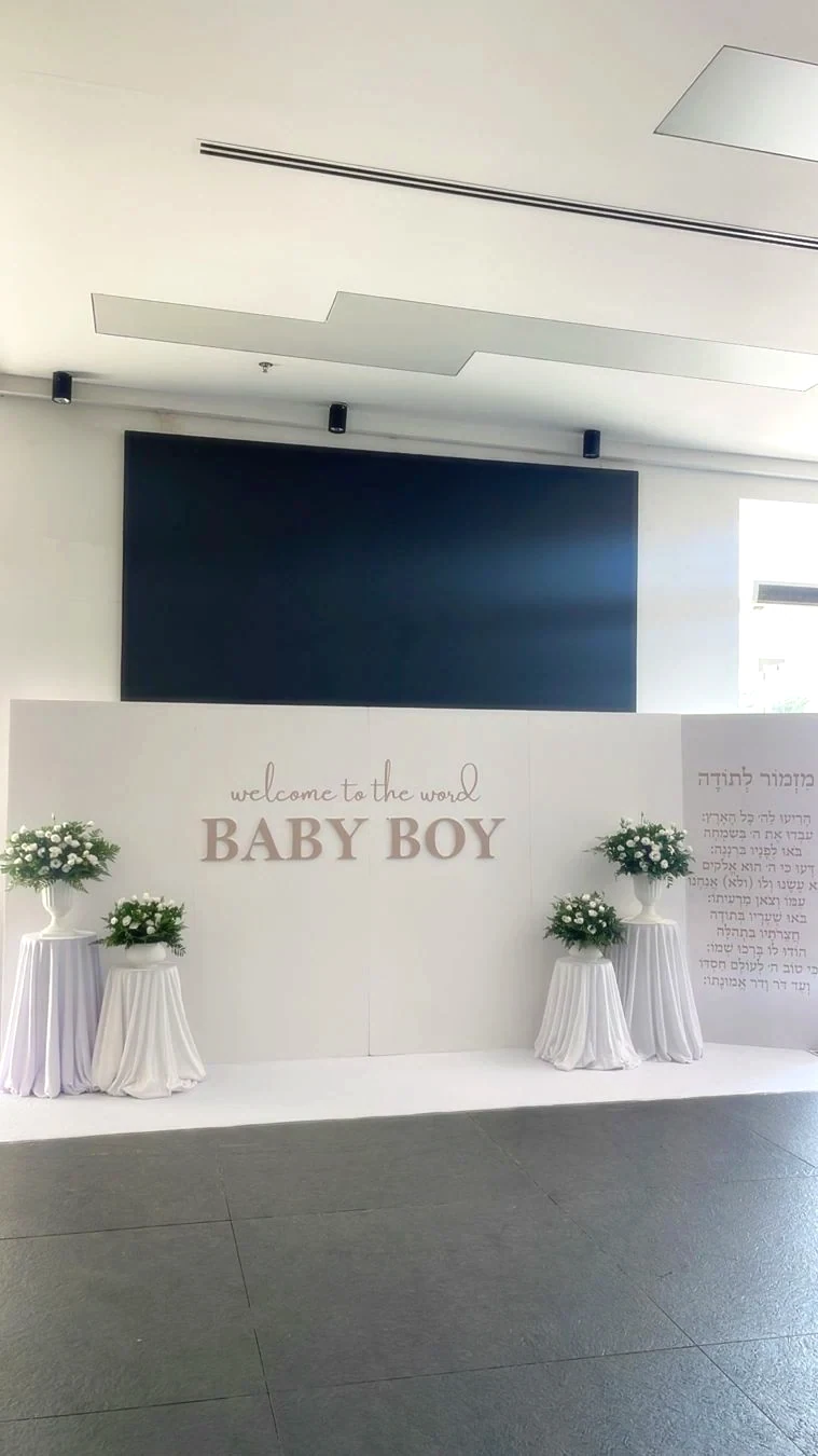 קיר BABY BOY וסידורי פרחים לבנים