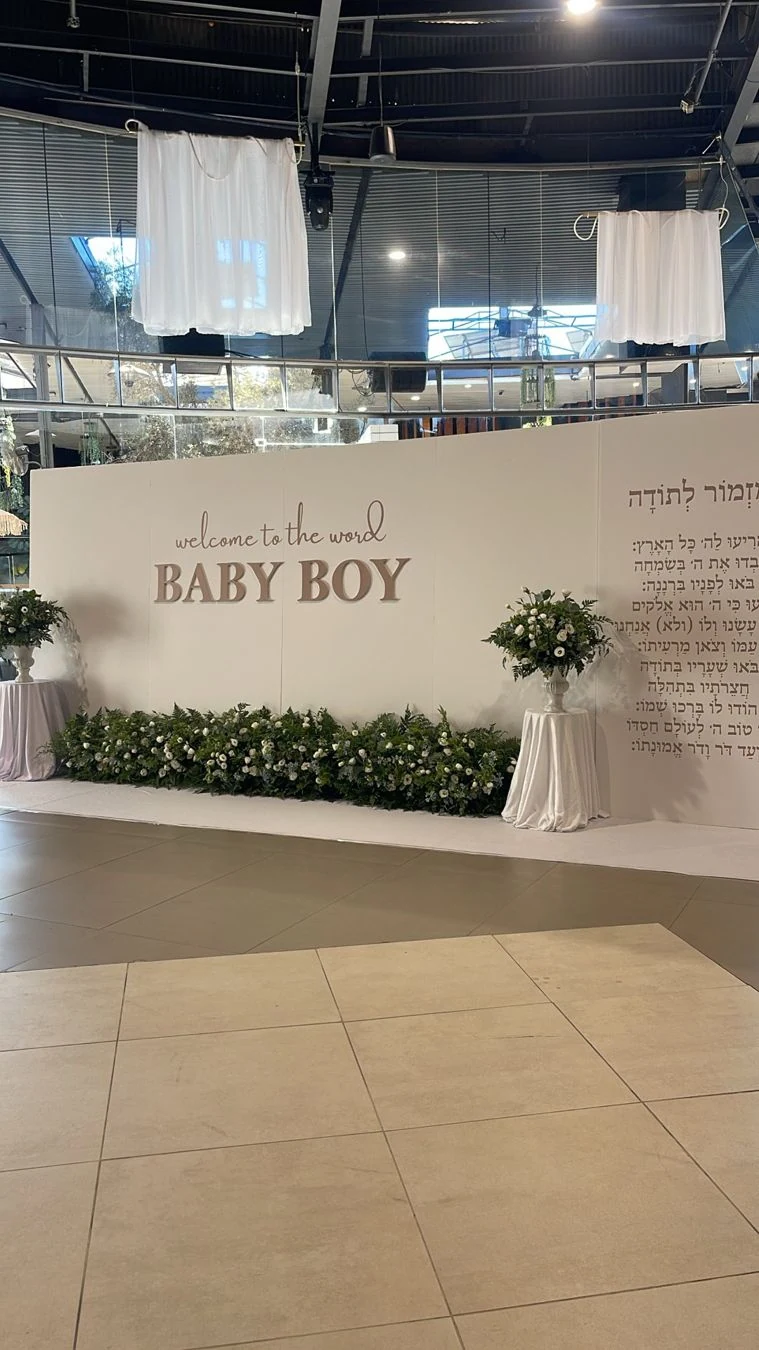 קיר BABY BOY וסידורי פרחים לבנים